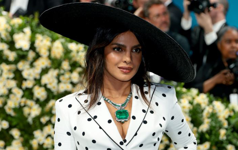 من القلادات الماسية إلى أثمن الأحجار الكريمة الملونة .. مجوهرات Met Gala لعام 2025 تجسّد مفهوم الترف